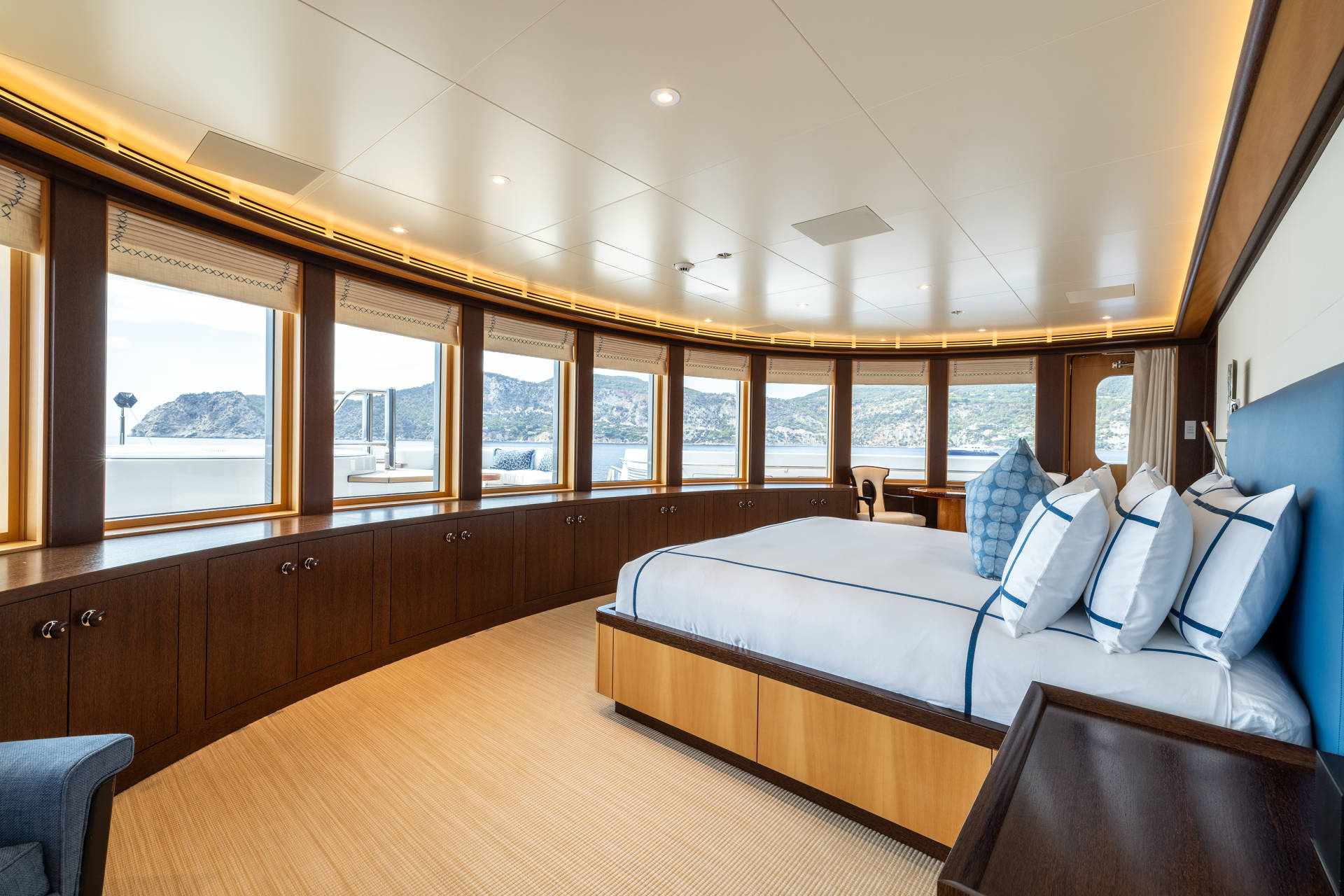 yacht-rocinante-interior-33_gzi0jl