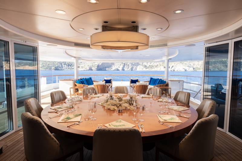 yacht-rocinante-interior-37_clgtku(1)