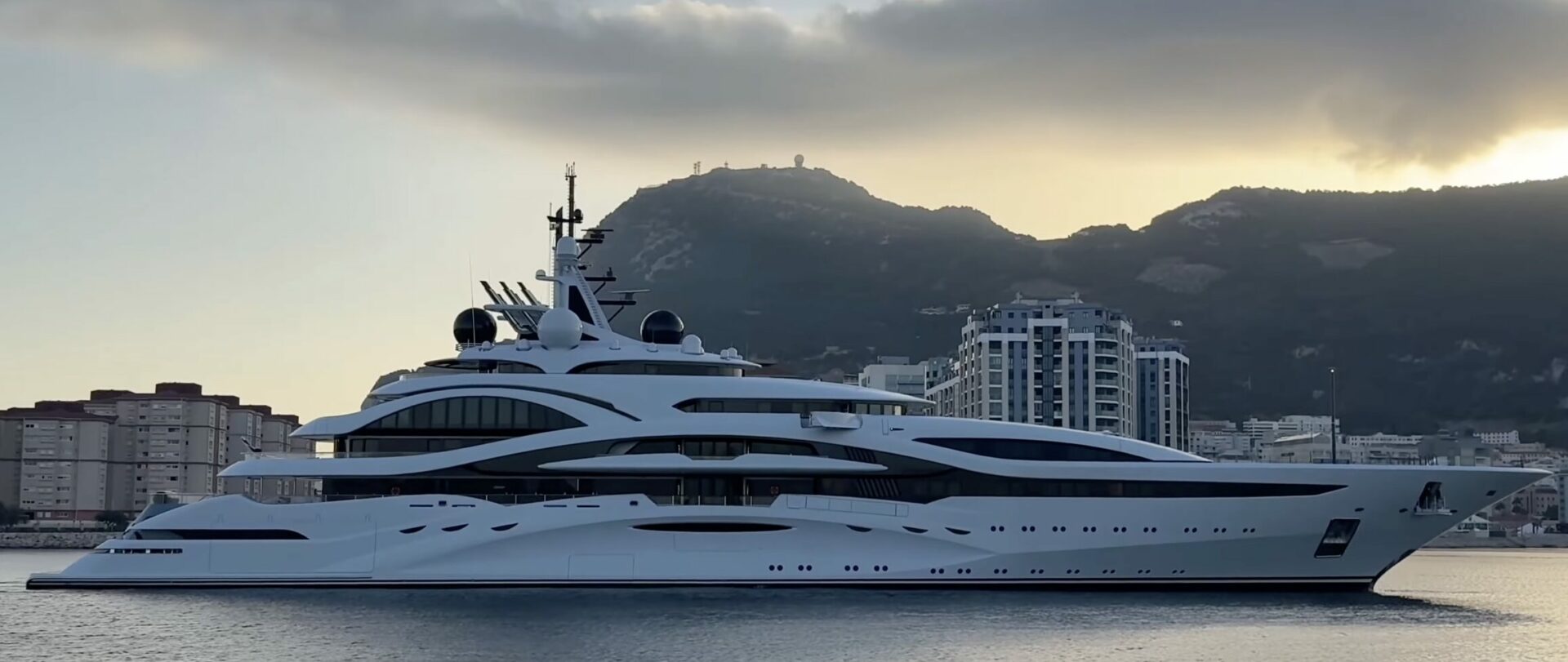 m-y-al-lusail-124m-royal-qatar-yacht-built-by-lurssen 2025-11-14 at 08.50.47